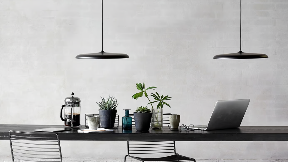 8 luces para hogares modernos: diseño minimalista y funcionalidad.
