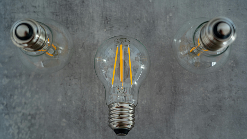 La diferencia entre fuentes de luz fijas y reemplazables: ¿Qué necesitas saber?
